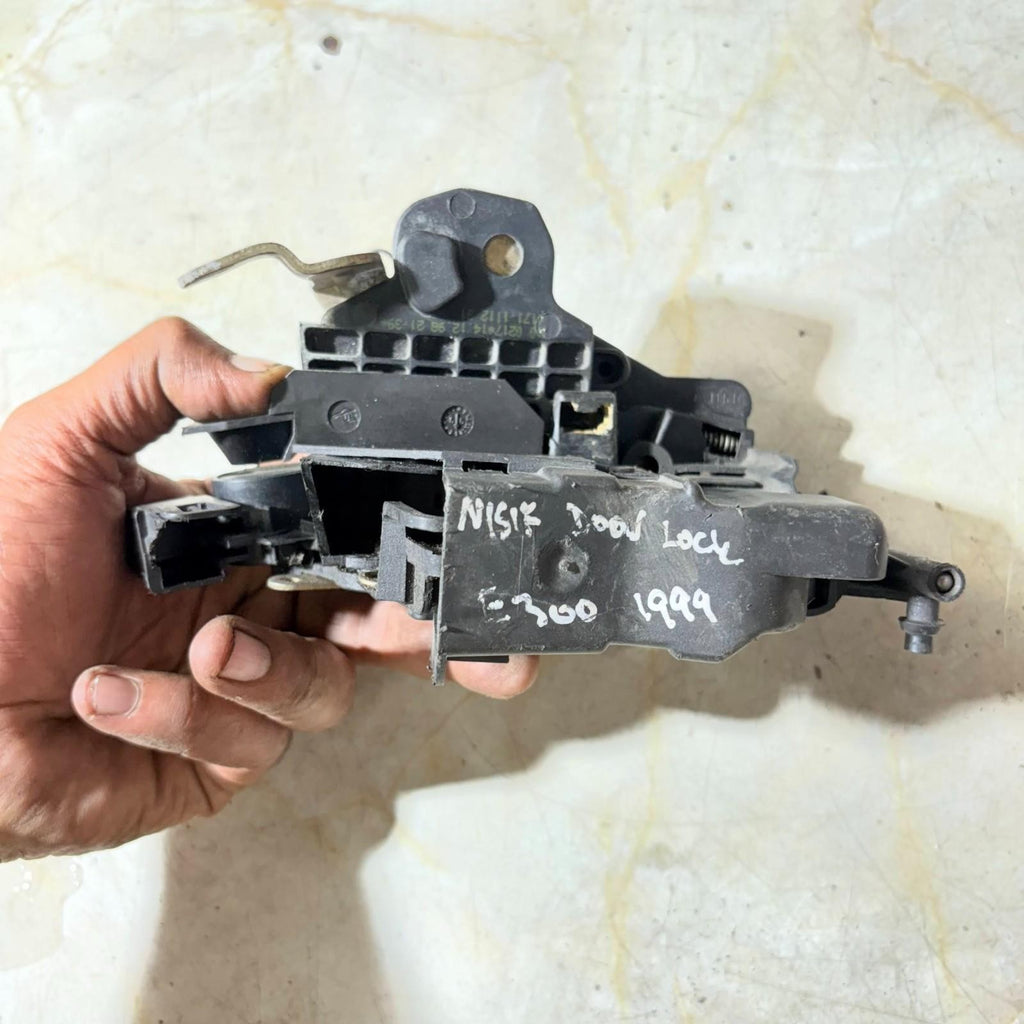 1995-2001 MERCEDES E300 NEARSIDE PASSENGER FRONT CENTRAL LOCKING UNIT