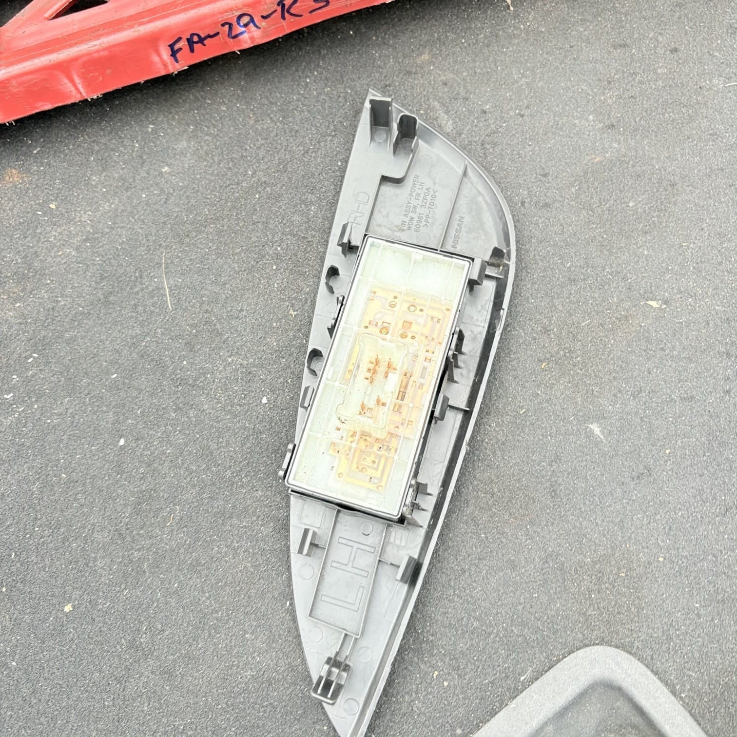 NISSAN PULSAR C13 WINDOW SWITCH 80961-3ZP0A PASSENGER FRONT 2015