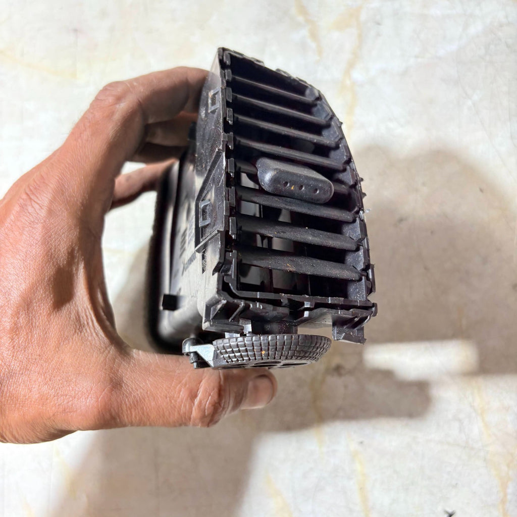 Nissan Dash Board Air Vent 68750BC600