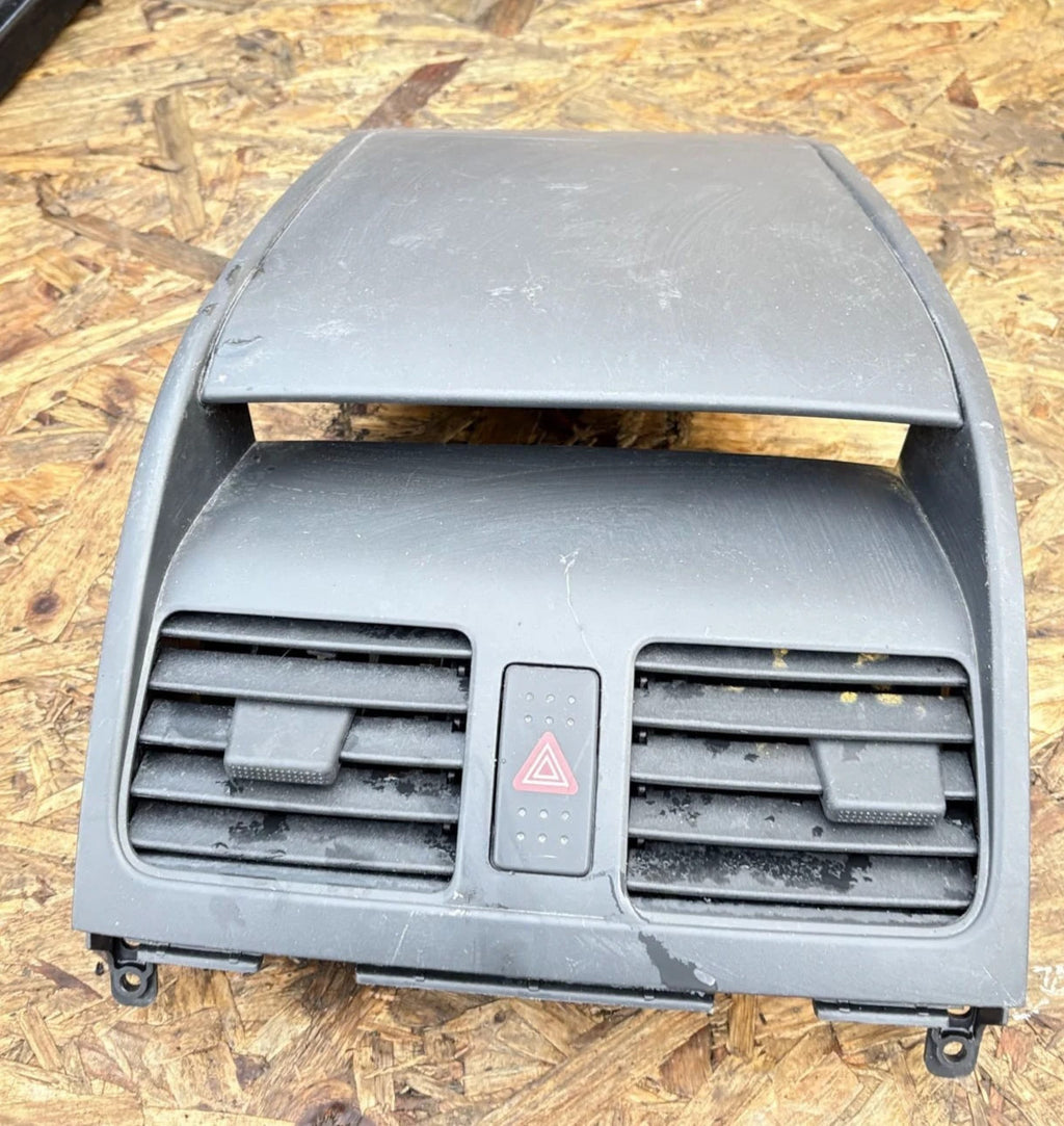 Suzuki SX4 Central Heater Vents Plastic Surround 2008 Reg 7382279J Centre Vent
