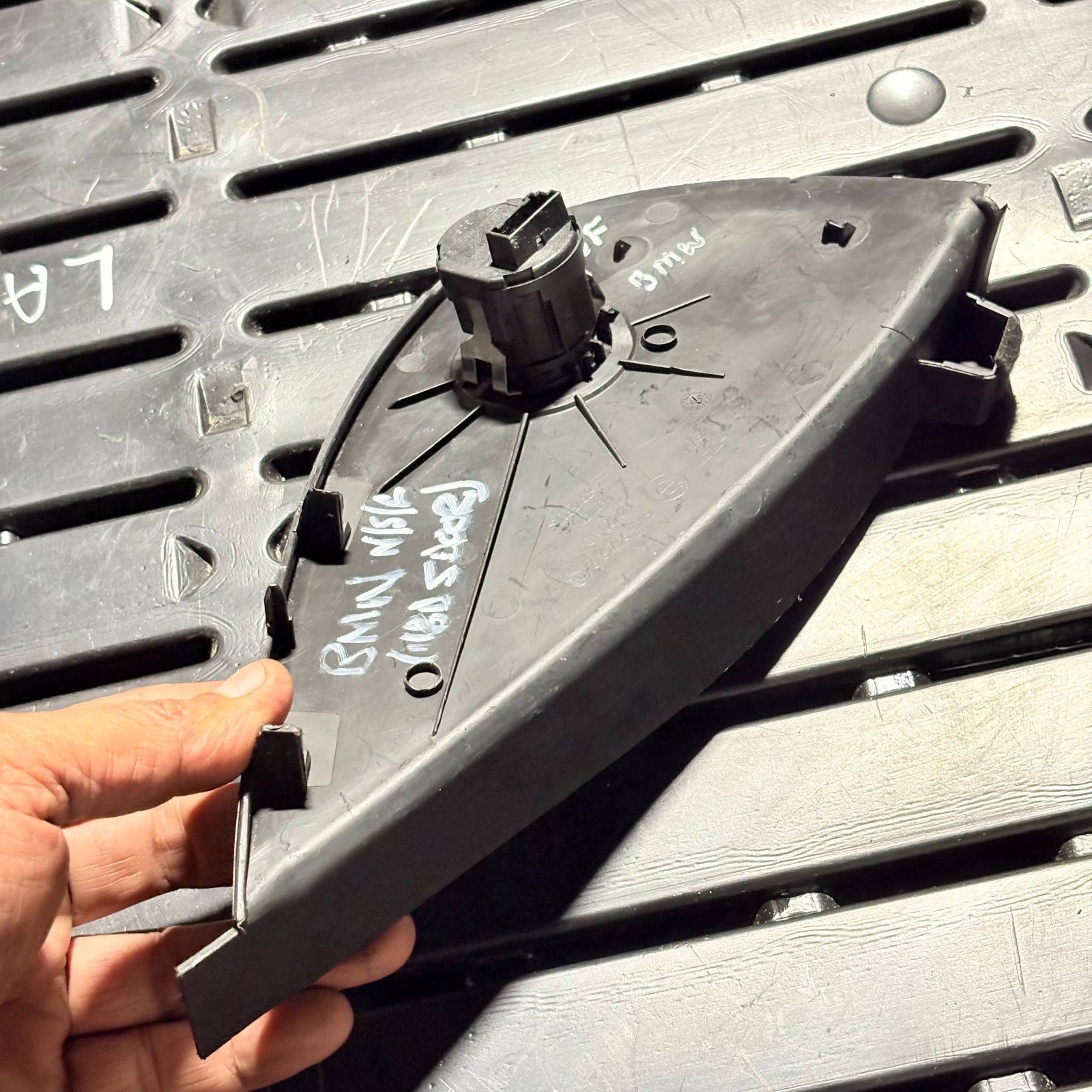 BMW 2011-2016 PASSENGER LEFT DASHBOARD END COVER TRIM 9209788