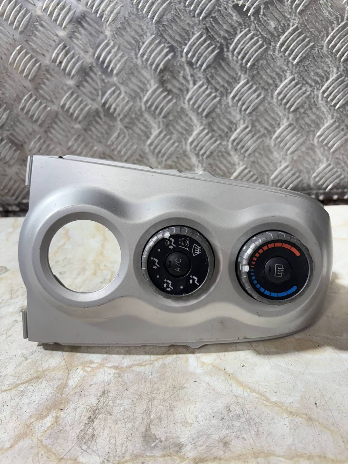 Toyota Yaris Mk2 XP90 2005-2008 Heater A/C Control Panel 2 Dial 55406-0D190