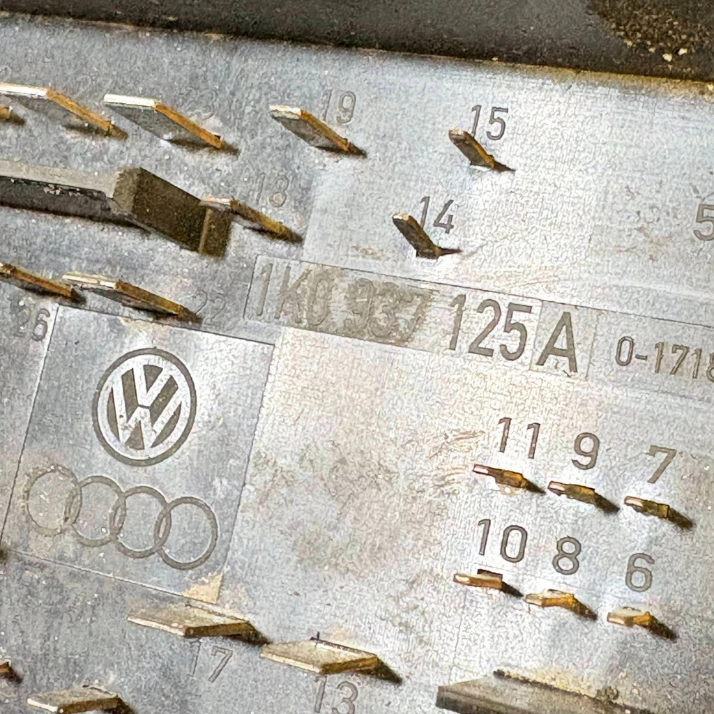 2006 - 2010 VolksWagen Passat Fuse Box Relay Control Module 1K0 937 125 A