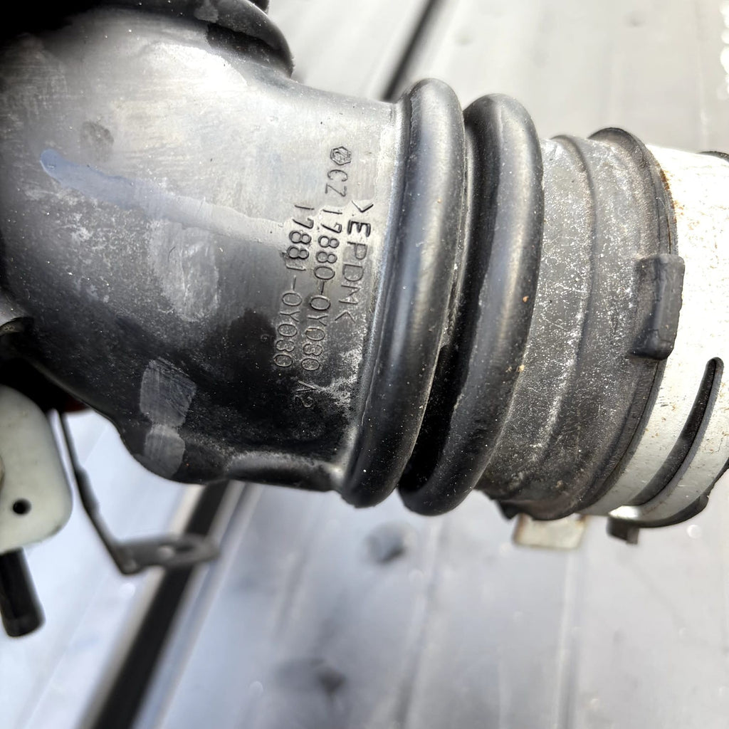 TOYOTA YARIS MK3 XP13 11-14 1.0 PETROL AIR CLEANER INTAKE HOSE PIPE 17880-0Y030