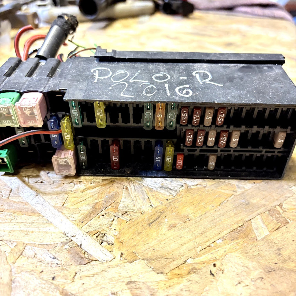 VW Polo 15-17 Skoda Fabia 14-21 Rapid 12-19 Fuse Box Holder 6C0937615A