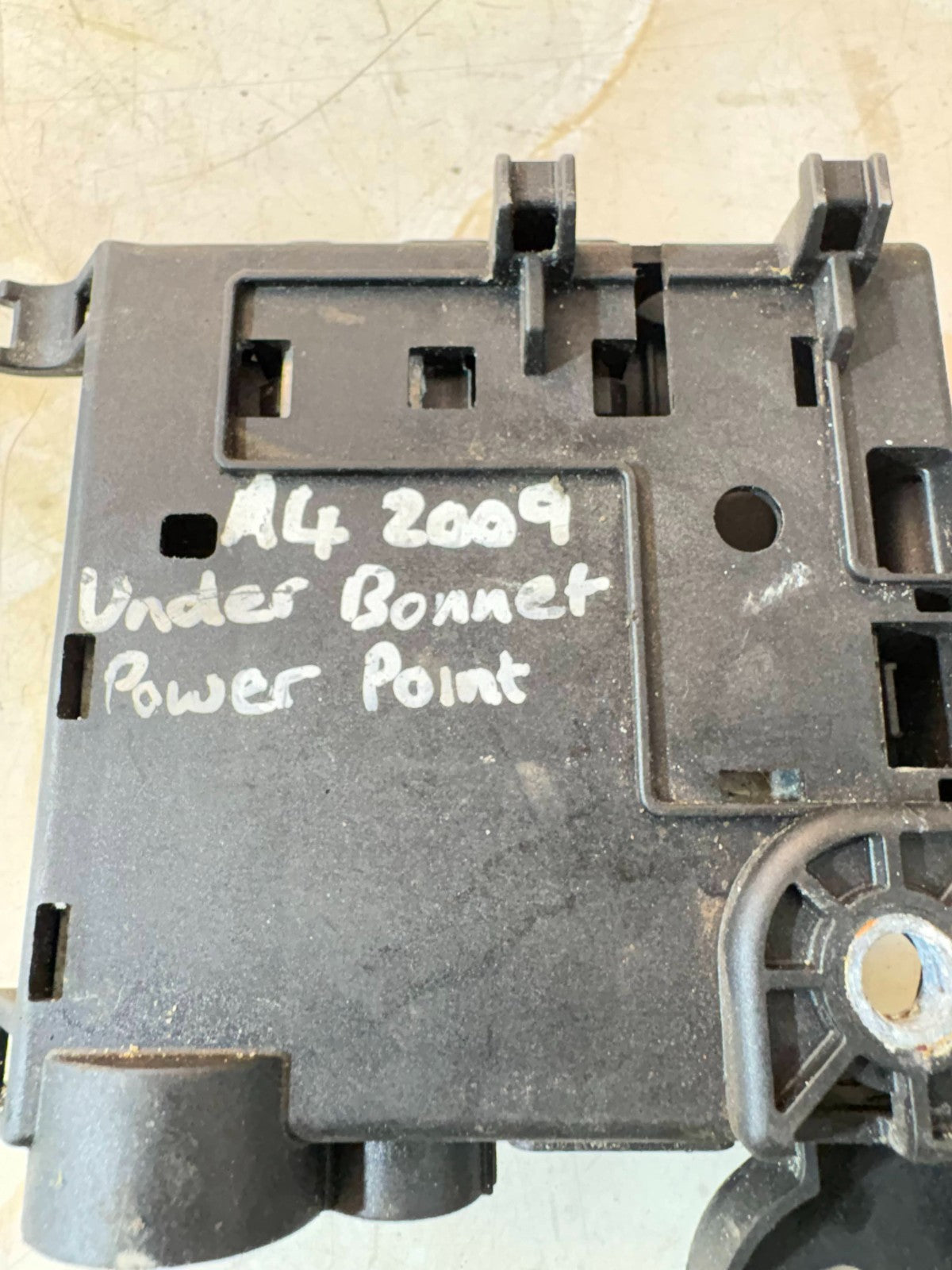 AUDI A4 B8 A5 8T 2009-UNDER BONNET BATTERY POSITIVE POWER JUNCTION