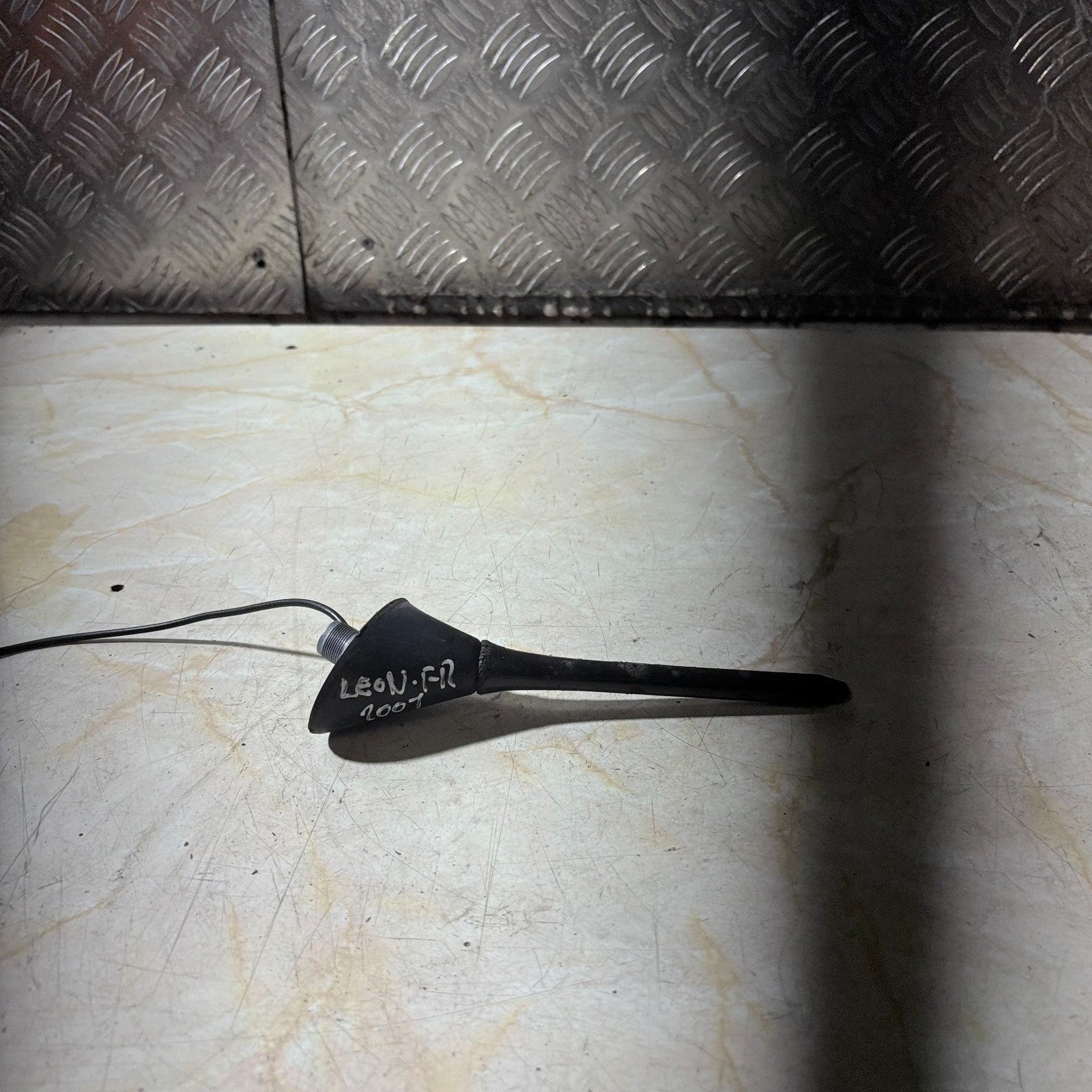 Leon Fr 2007 Roof Aerial Bee Sting Mini Mast Antenna