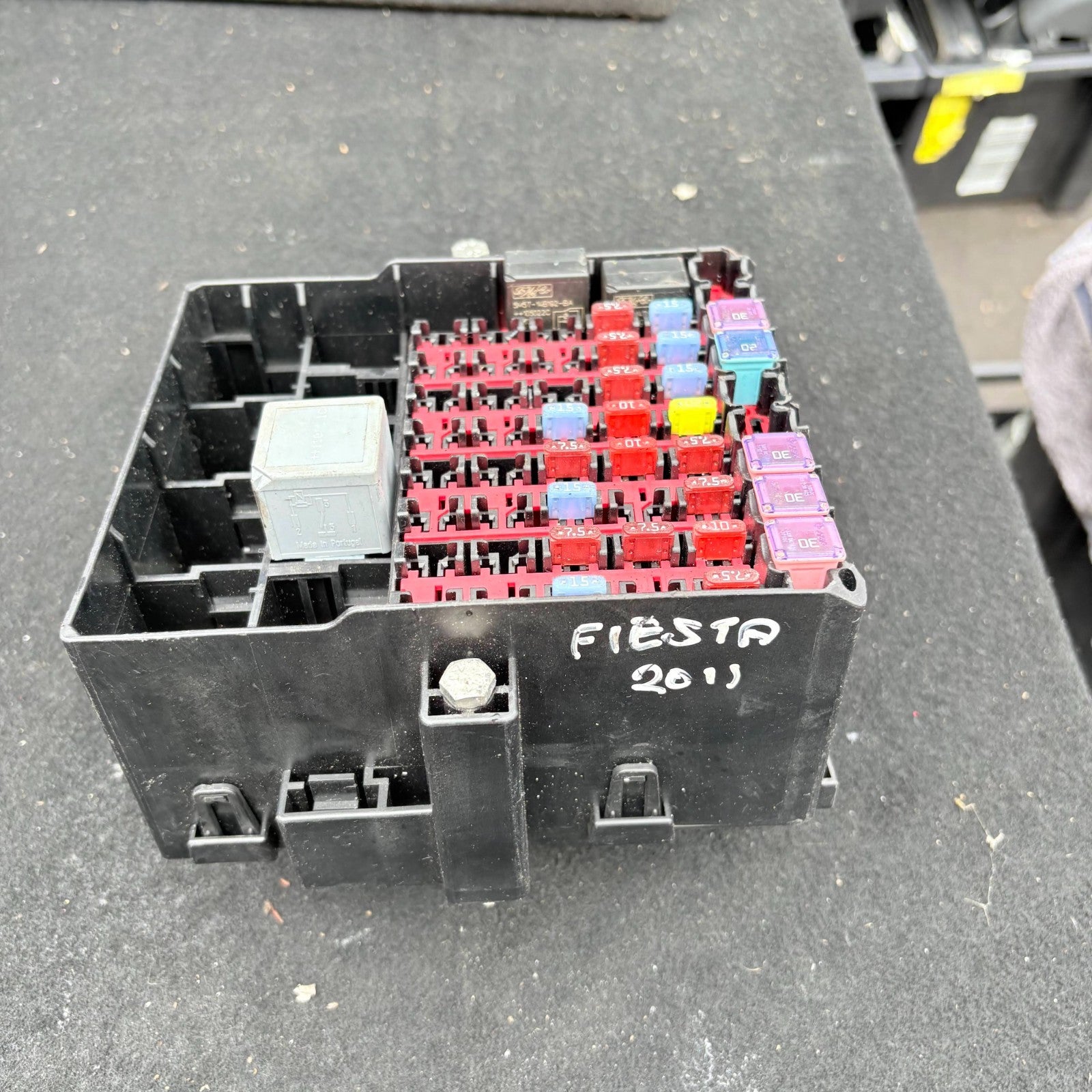 2011 Ford Fiesta Fuse Box 8V5T-14A005-DKE