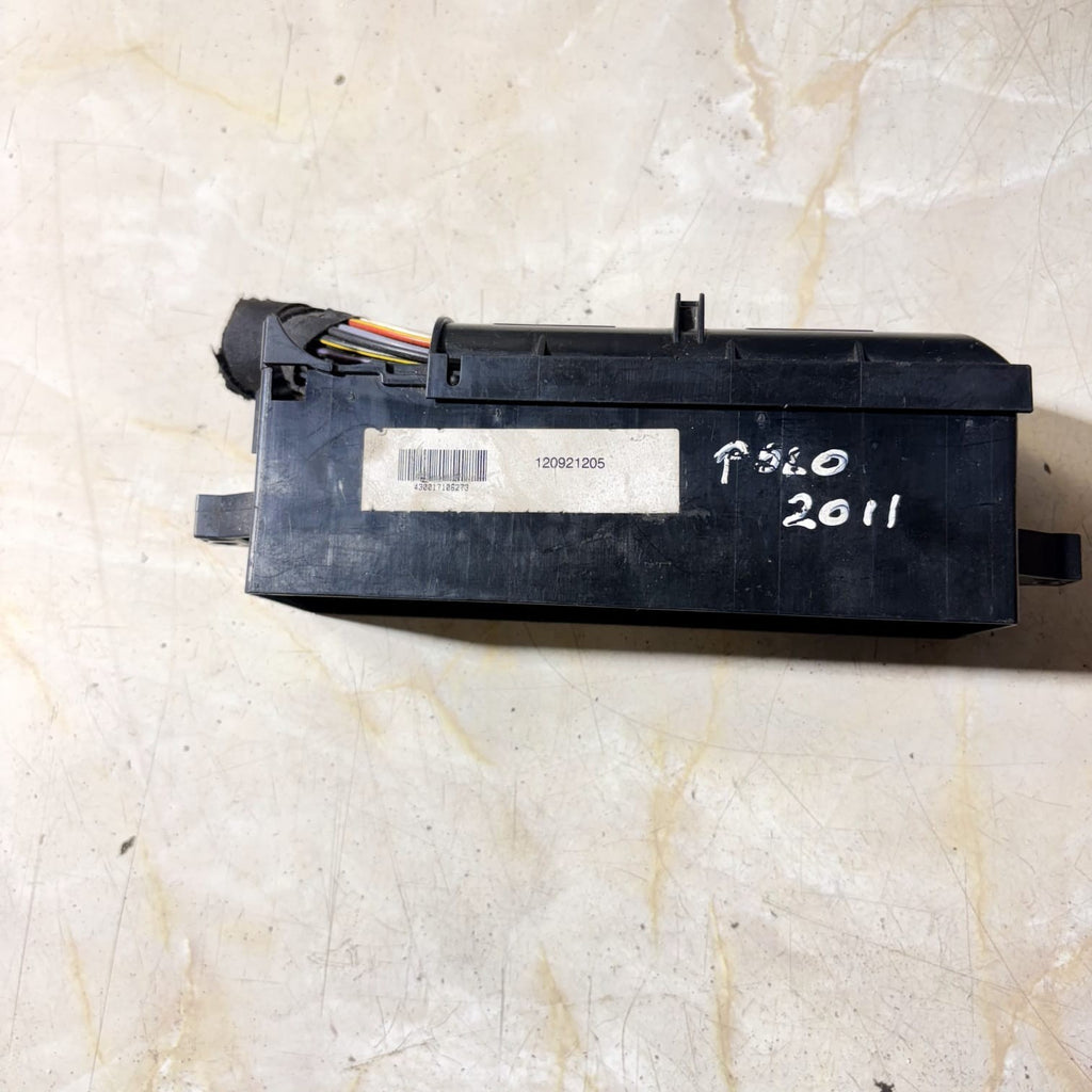 2011 VOLKSWAGEN POLO FUSE BOX 120921205
