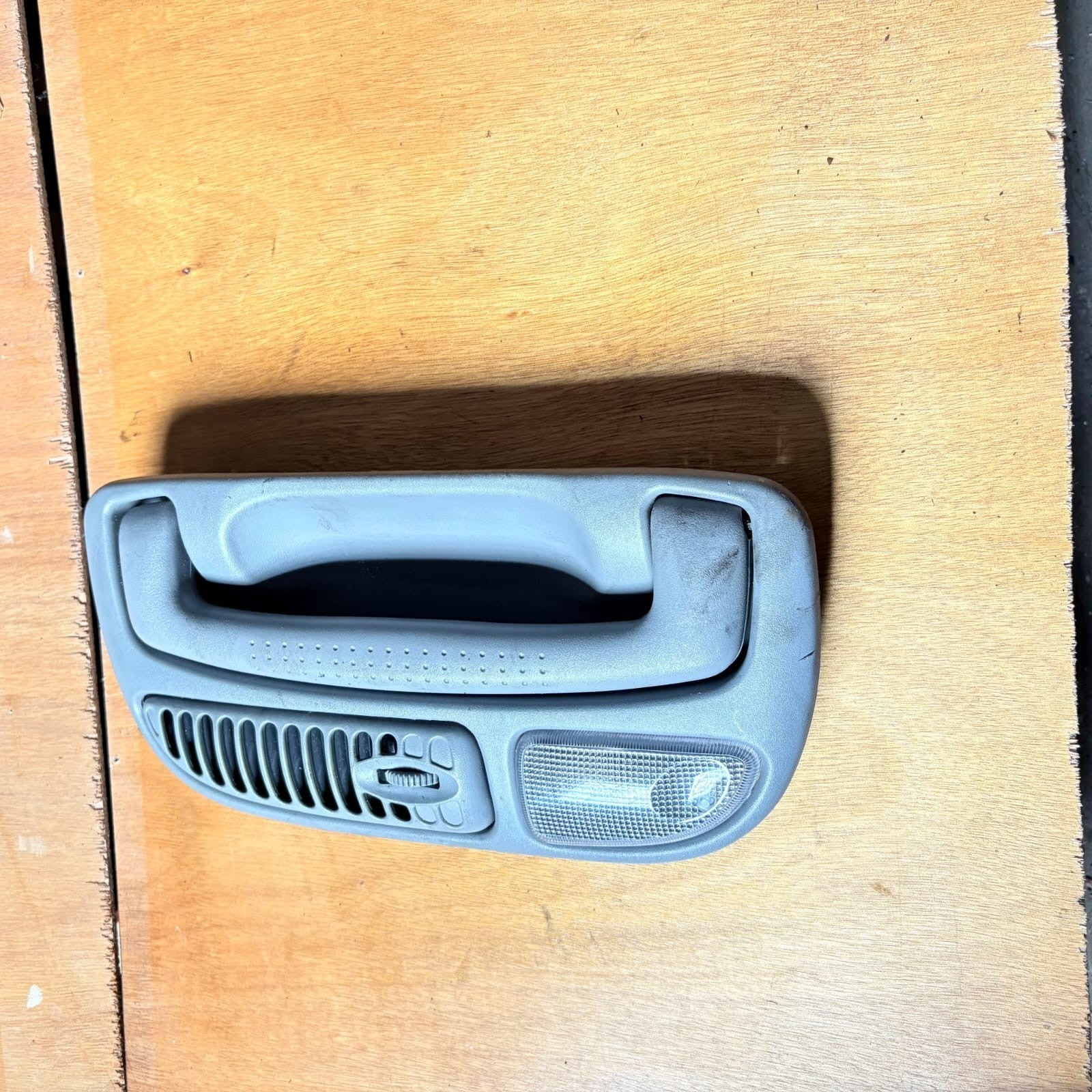 OK55251310 Kia Sedona 02-05 RH Roof Grab Handle Air Vent Reading Light Gray OEM
