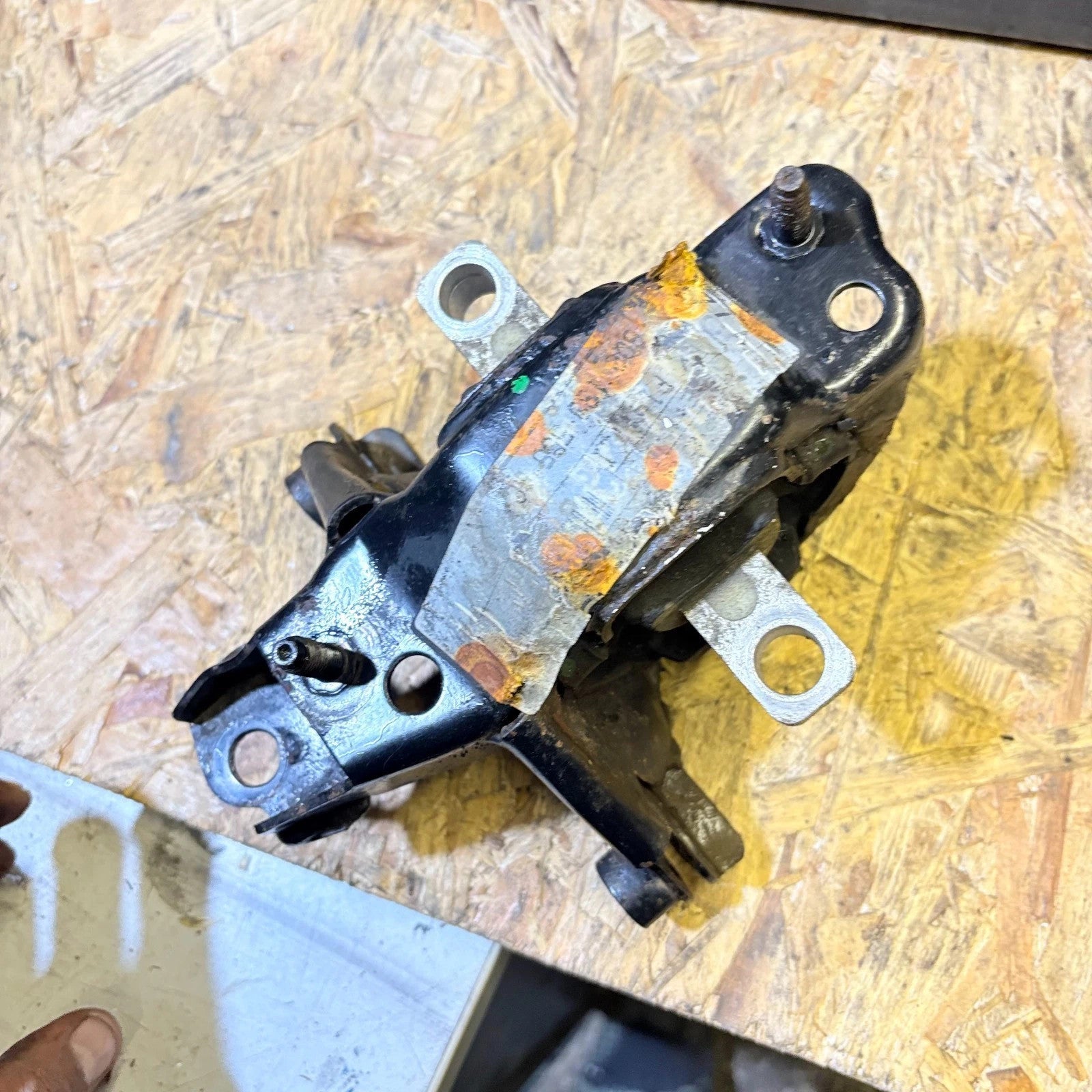 VOLKSWAGEN FOX 2008 PASSENGER LEFT FRONT ENGINE MOUNT