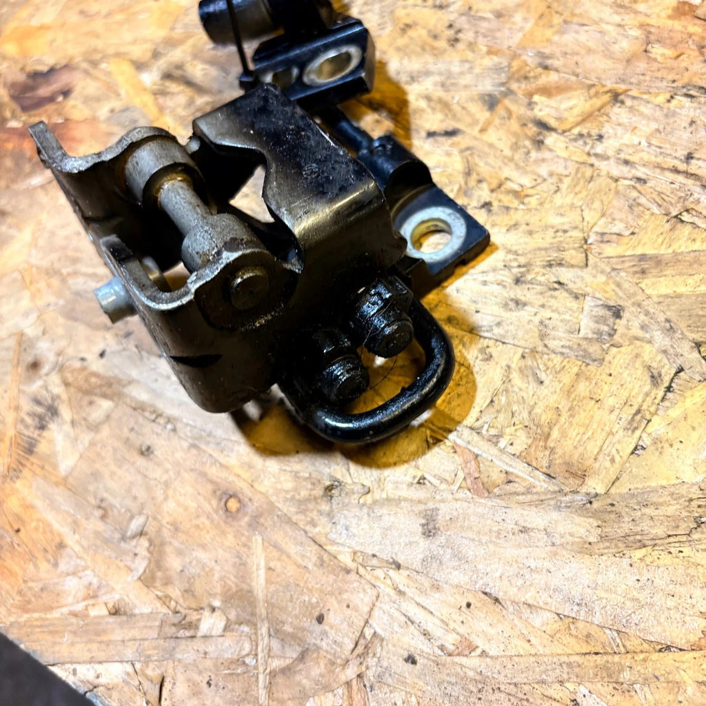 2005 VW TOUAREG REAR DOOR HINGE BOTTOM RIGHT O/S