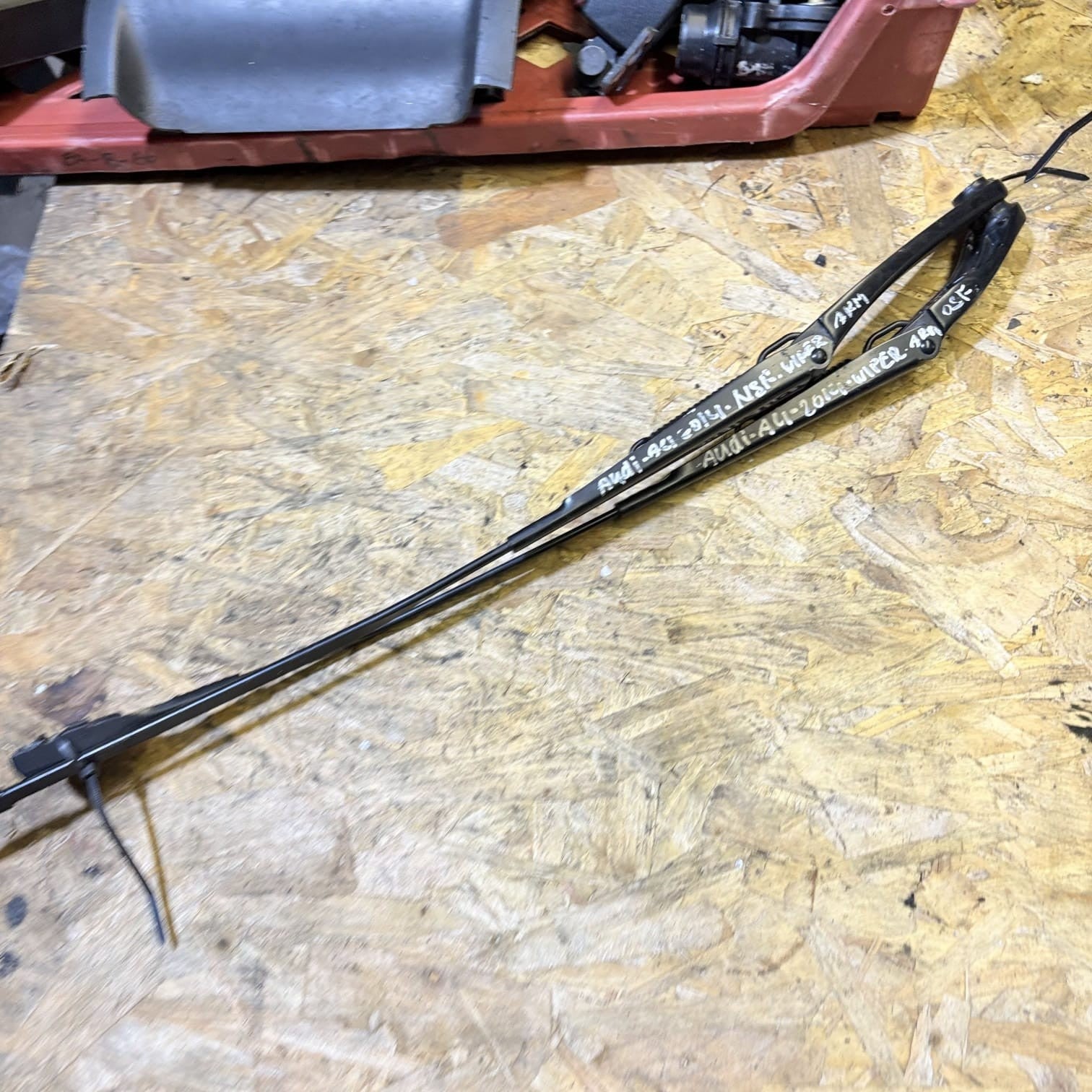 AUDI A4 MK4 FL FRONT WIPER ARMS X2 PAIR 8K2955407 8K2955408 2014 OSF/NSF