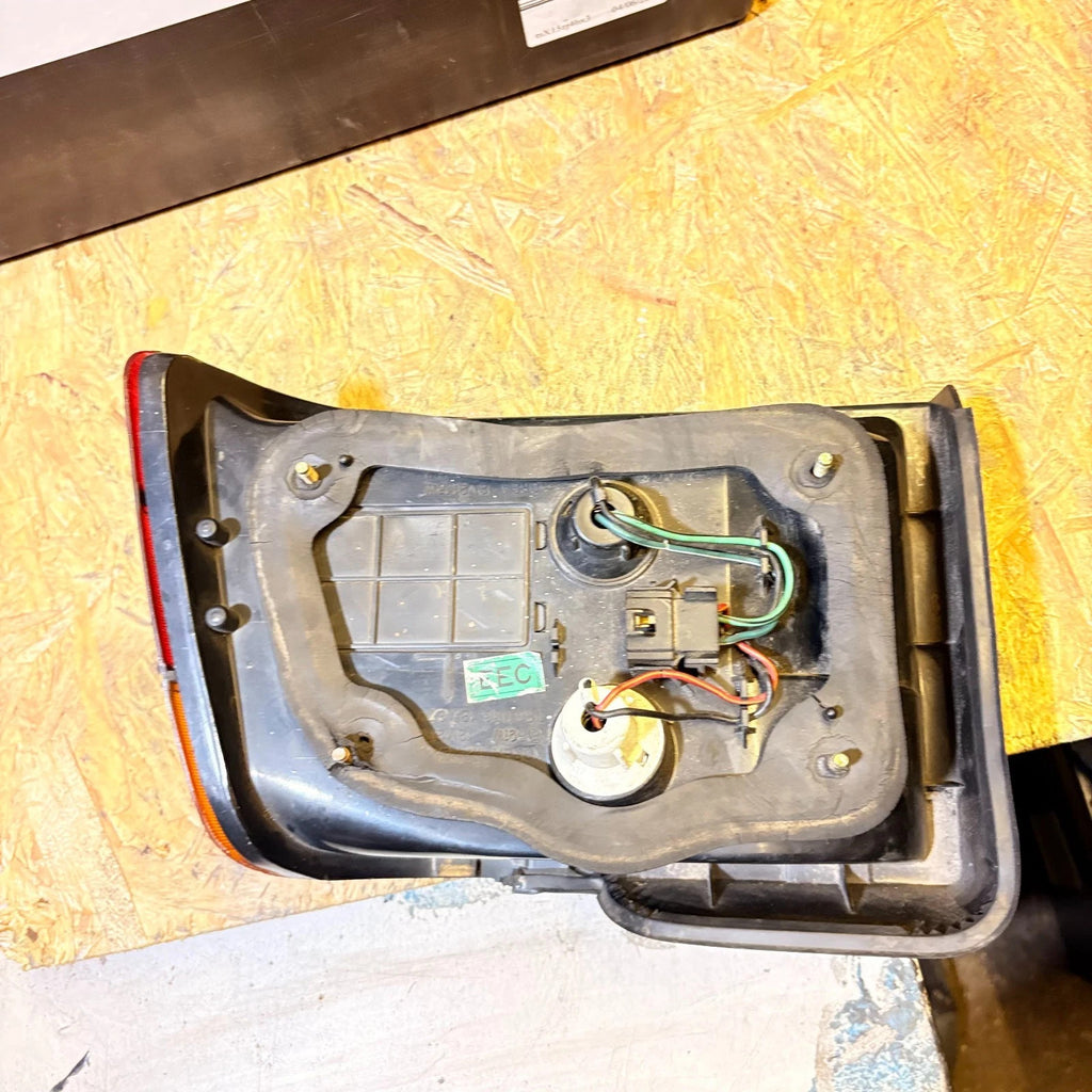 1988-1993 HYUNDAI SONATA REAR RIGHT SIDE TAIL LIGHT