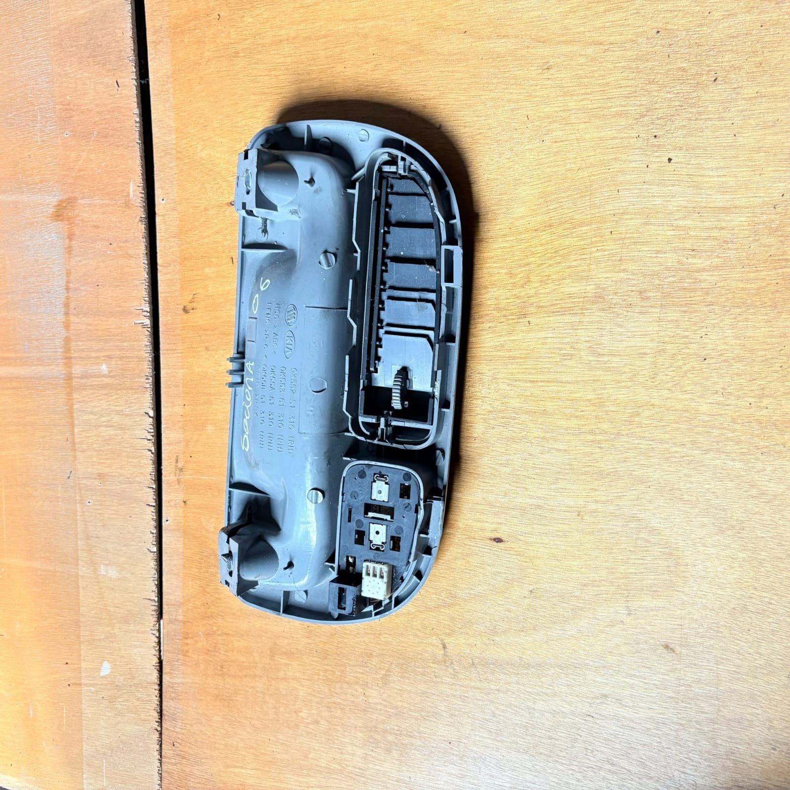 OK55251310 Kia Sedona 02-05 RH Roof Grab Handle Air Vent Reading Light Gray OEM