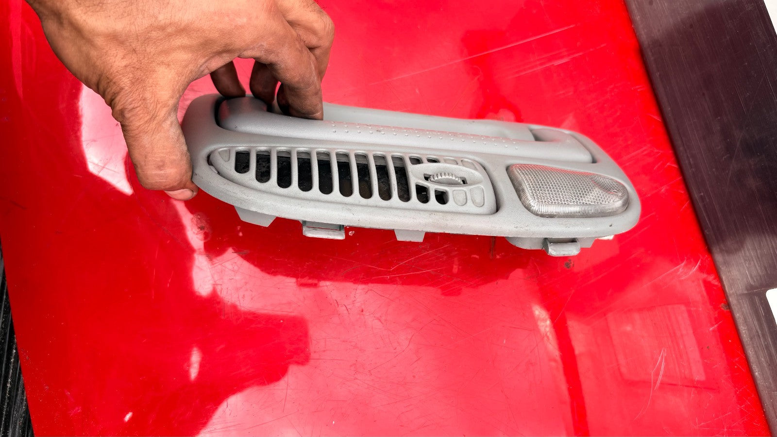 Kia Sedona 2004 Rear Left Side Handle w/Air Vents & Light OK552 51 310