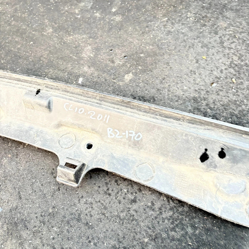 Renault Clio Mk3 2011 Front scuttle wiper panel trim 8200293491