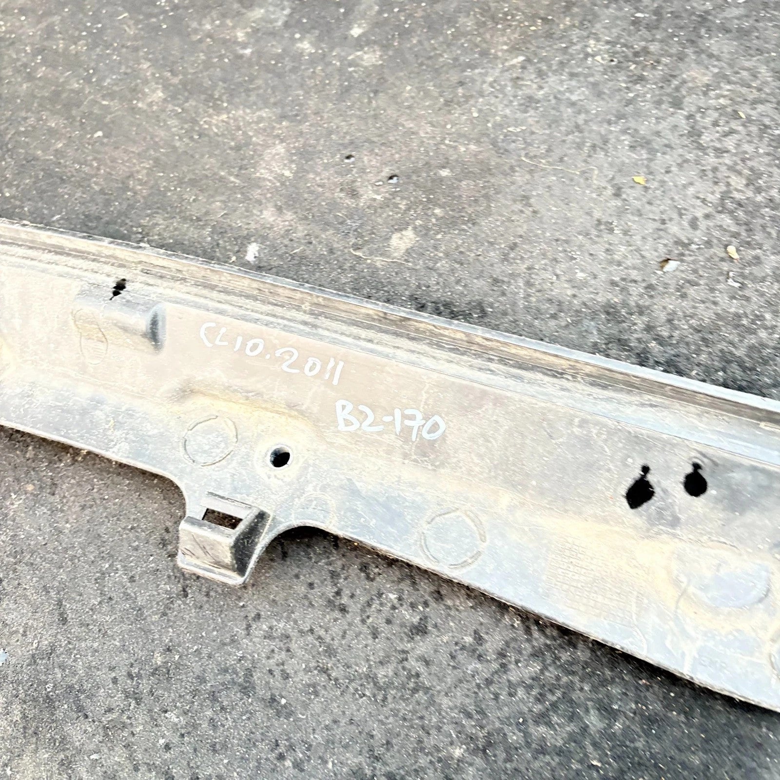 Renault Clio Mk3 2011 Front scuttle wiper panel trim 8200293491