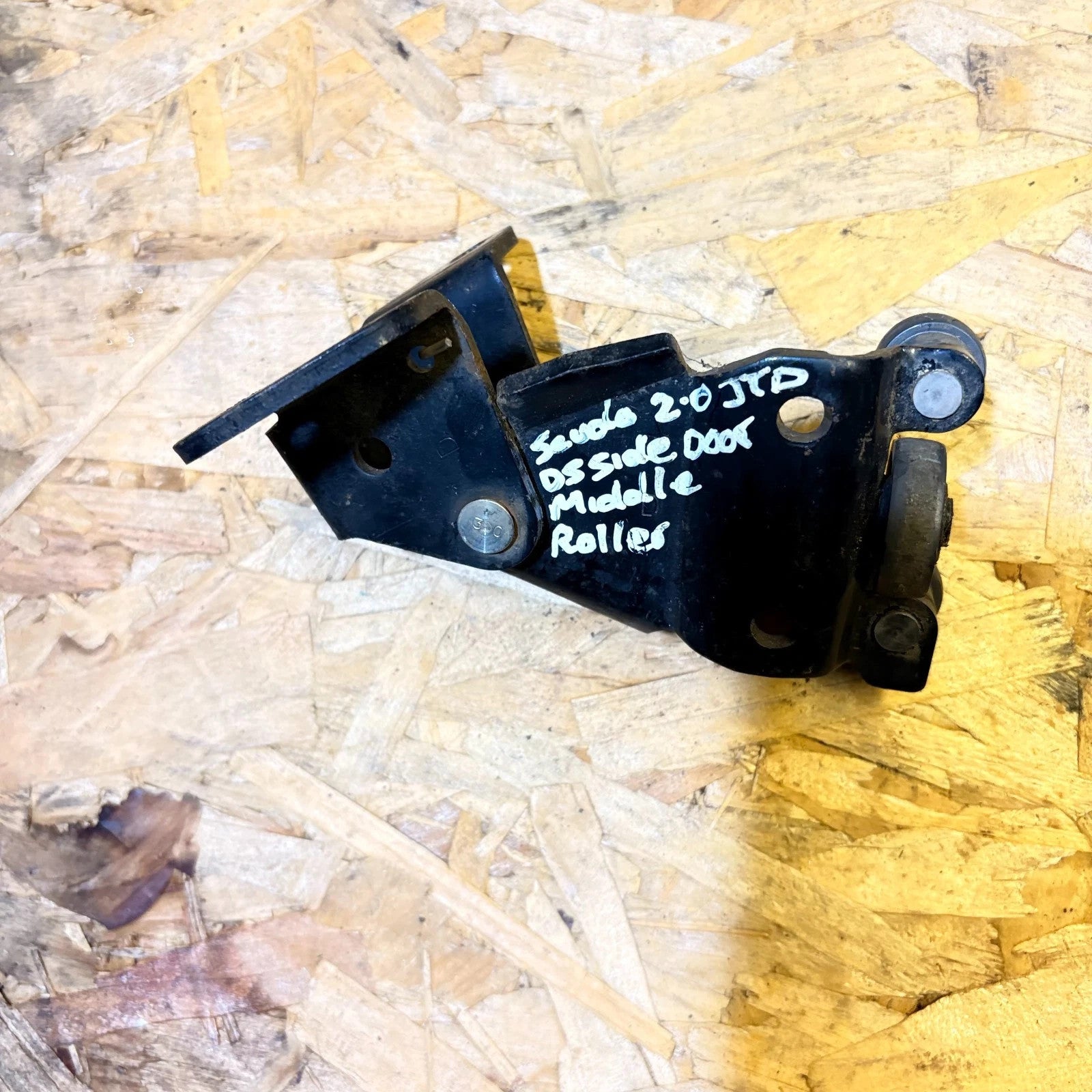 FIAT SCUDO O/S SIDE DOOR MIDDLE ROLLER 2007 - 2015