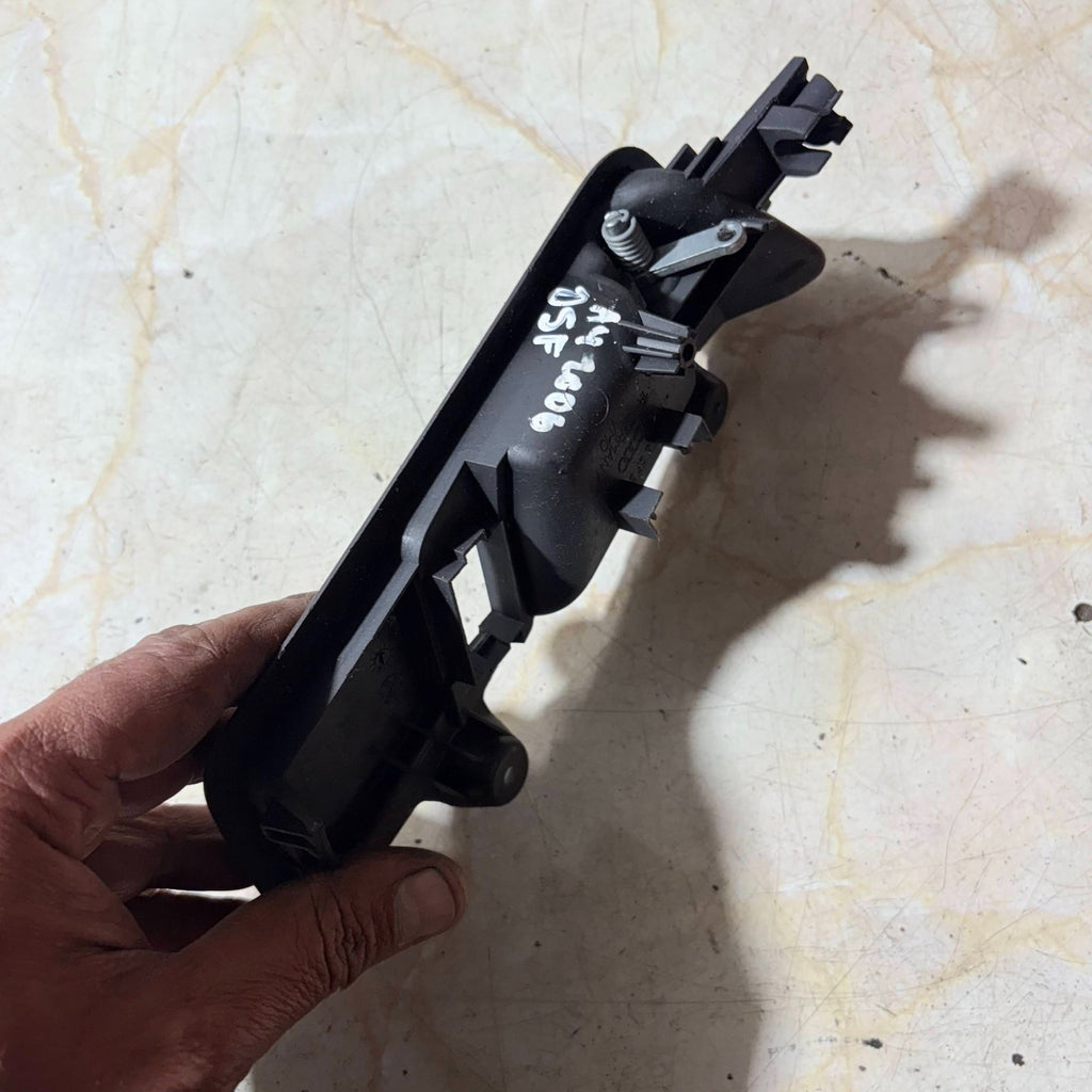 2006 AUDI A4 FACELIFT OFFSIDE RIGHT FRONT INNER DOOR HANDLE