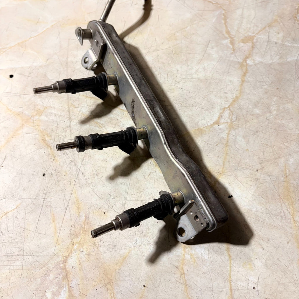 TOYOTA YARIS MK2 2006-2011 PETROL INJECTOR FUEL RAIL + INJECTORS