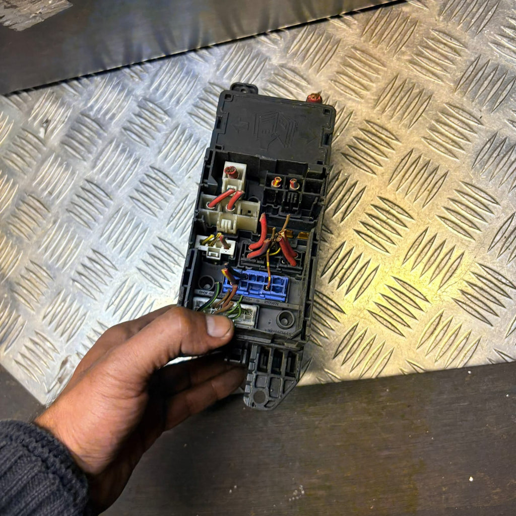 MINI COOPER ONE R50 2003 EXTERNAL UNDER BONNET ENGINE BAY FUSE BOX 142664