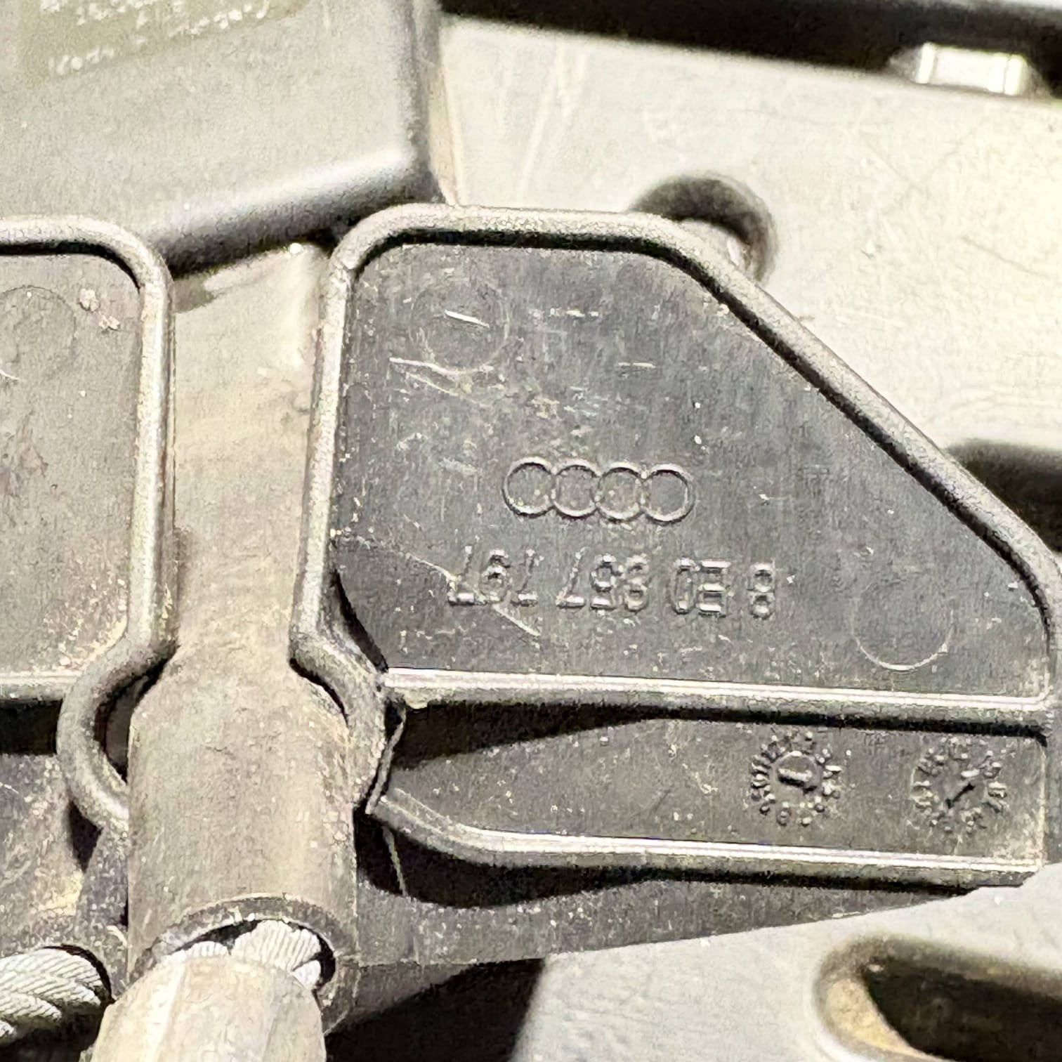 AUDI A4 B7 2006 SEAT BELT STALK REAR CENTRE 8E085773901C NSR