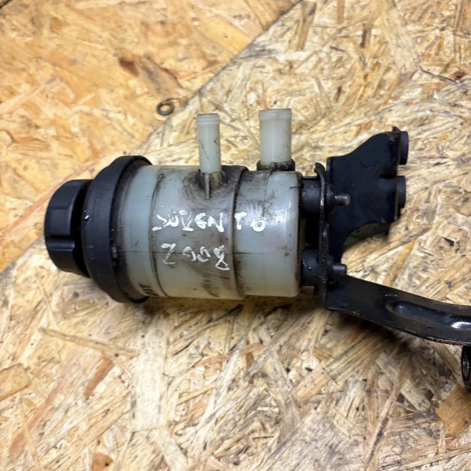 Kia Sorento BL Power Steering Reservoir Tank 57150-3E100 Bracket 2006-2008