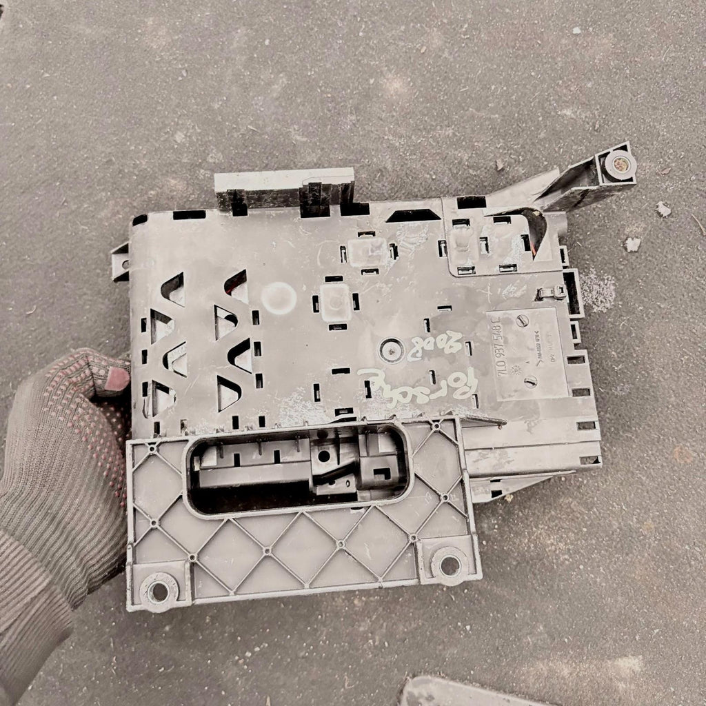 2003-2008 Porsche Cayenne 4.5 Turbo Interior Passenger Fuse Relay Box 7L0937548C