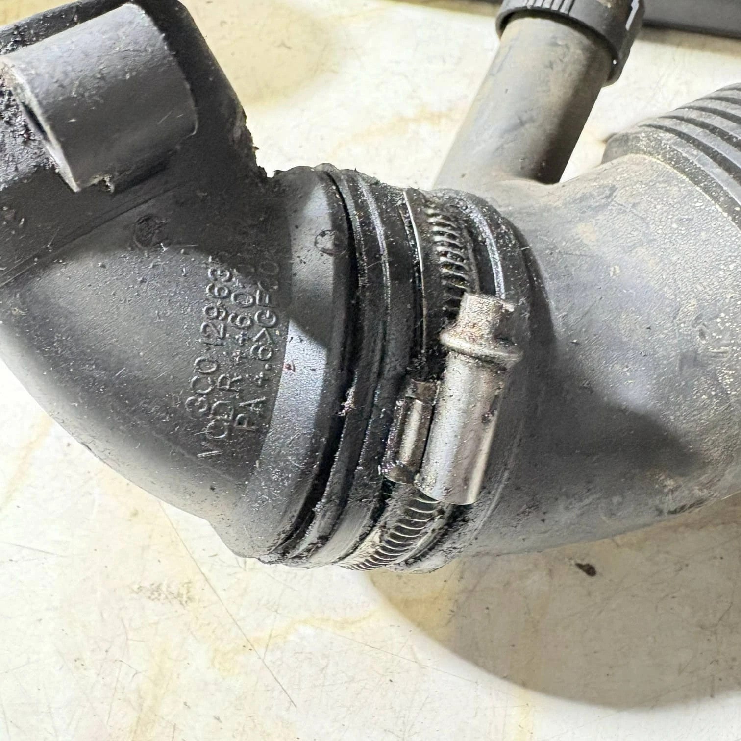 2002 VOLKSWAGEN PASSAT B7 1.6 DIESEL AIR INTAKE HOSE PIPE 3C0129654M