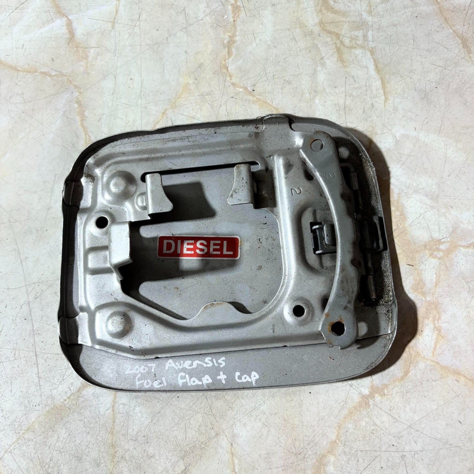 TOYOTA AVENSIS MK2 T250 2003-2009 FUEL FILLER TANK FLAP 7735005010