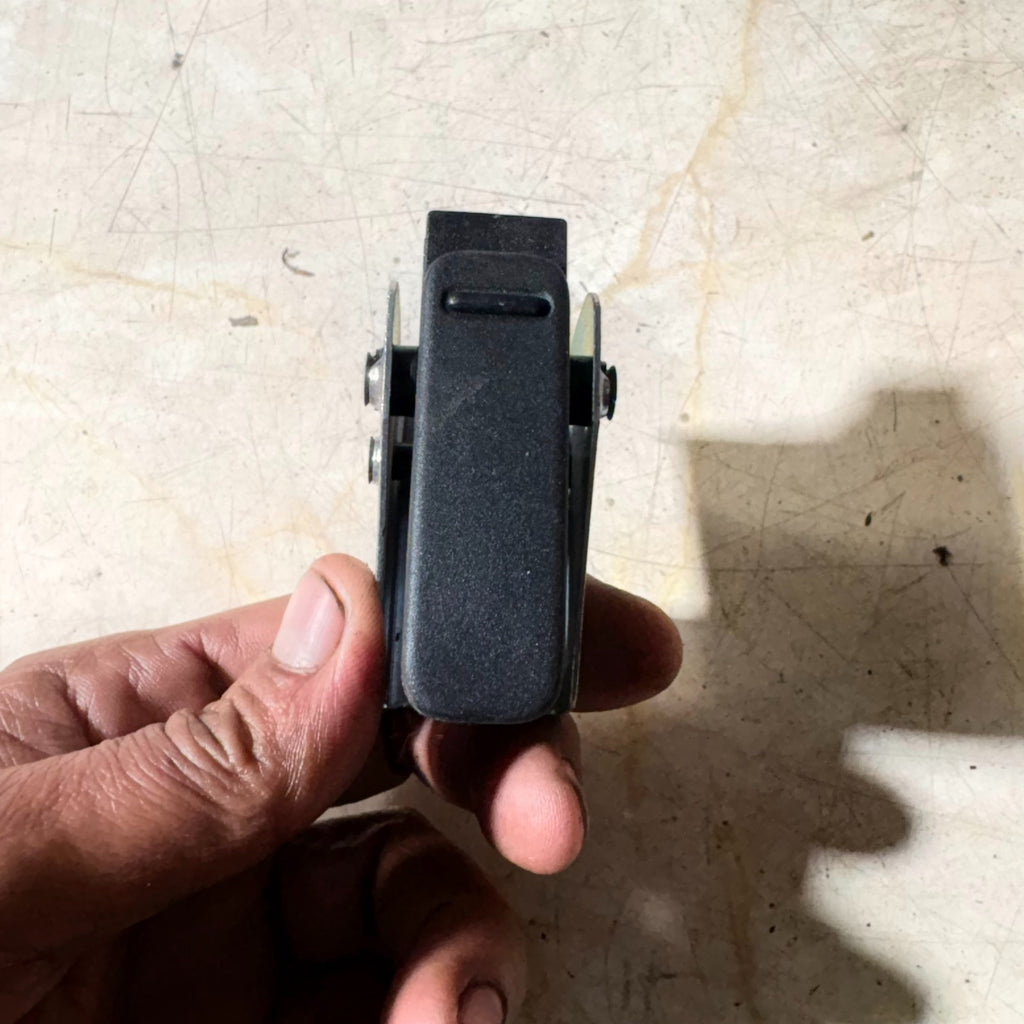 SKODA OCTAVIA YETI BOOT TIE HOOK 1Z9867615D