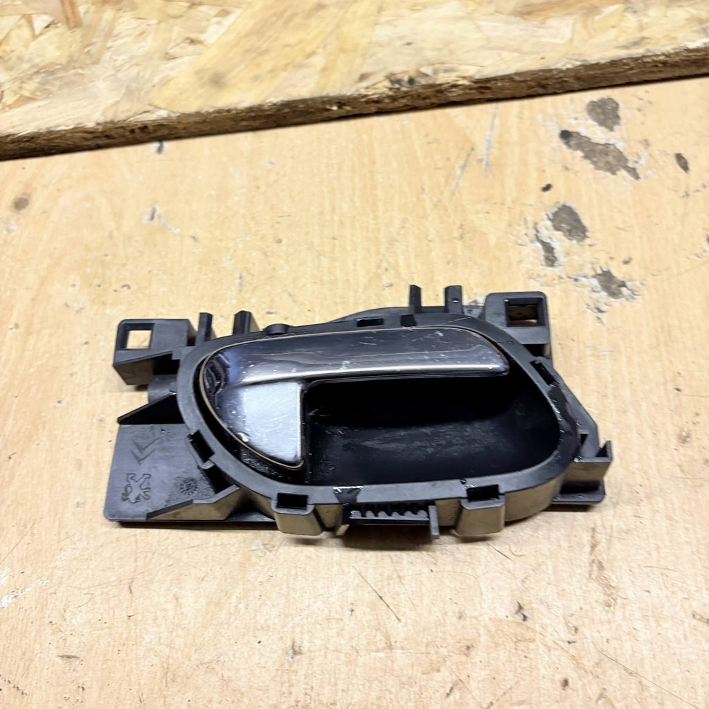 PEUGEOT 207 OSF DRIVER SIDE FRONT INTERIOR DOOR HANDLE 96555516VD (2008)
