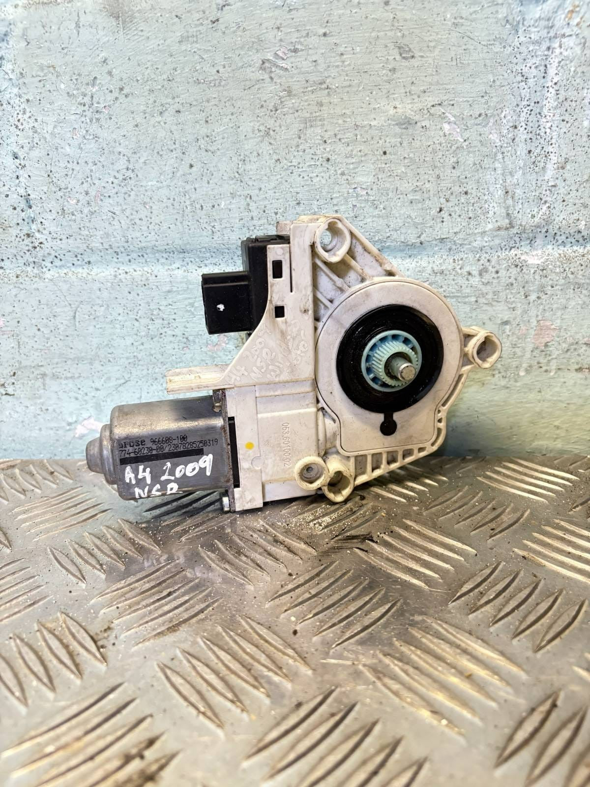LAND ROVER DISCOVERY FRONT PASSENGER WINDOW MOTOR MK3 2009 PART: 0536010002