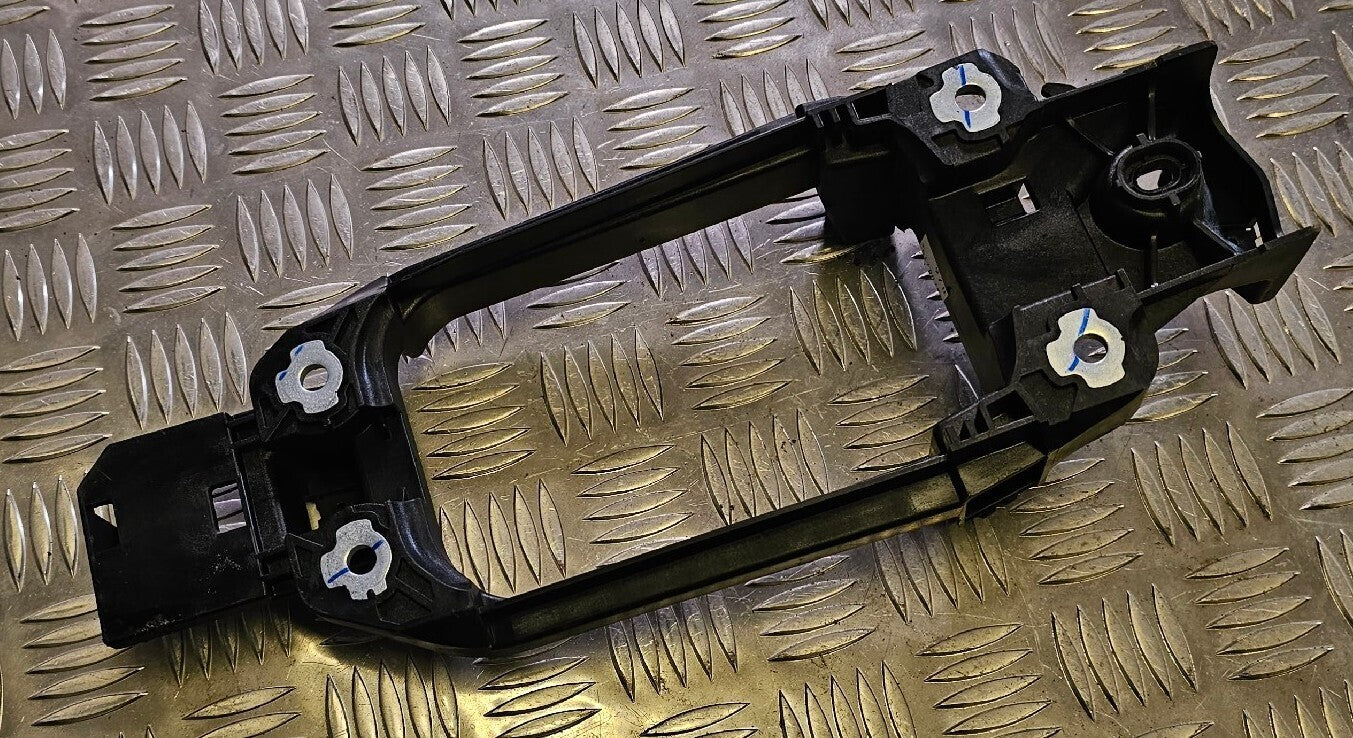 2010-15 AUDI A1 3DR 1.6 TDI GEAR SHIFT MOUNT SURROUND 8X0863531