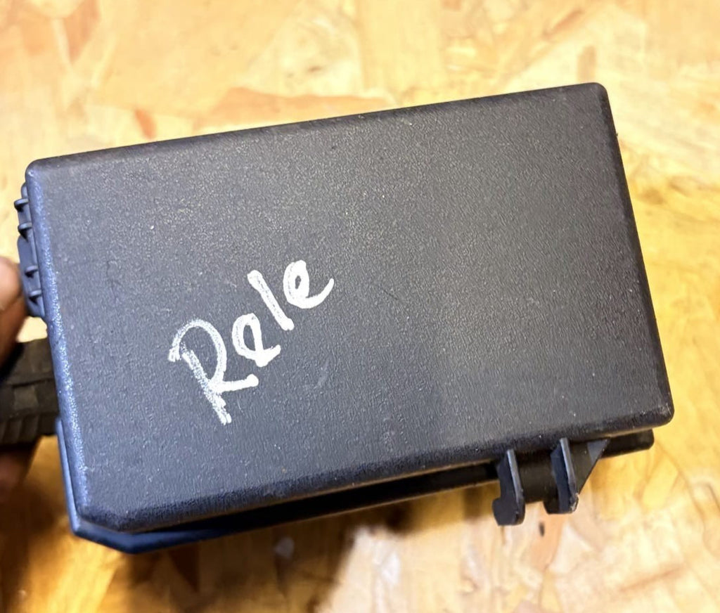13106985 Relay box control unit Opel Corsa DE963908-86 2006