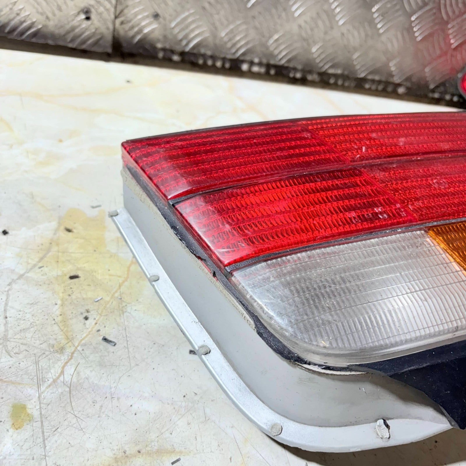 BMW E36 3 SERIES 4DR SALOON 1990-1998 RIGHT REAR TAIL LIGHT AMBER 63211387362