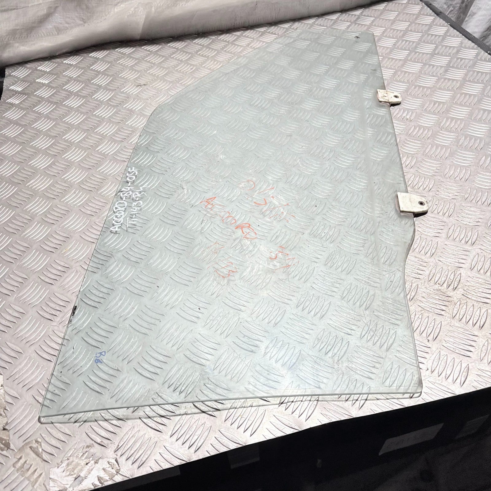 Honda Accord 84 Right Driver Side Front Door Window Glass