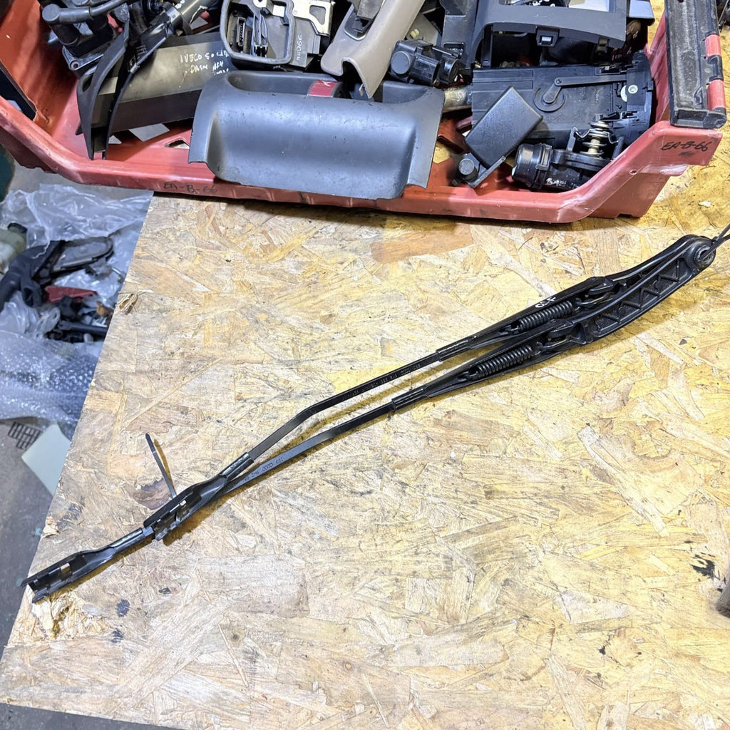 AUDI A4 MK4 FL FRONT WIPER ARMS X2 PAIR 8K2955407 8K2955408 2014 OSF/NSF