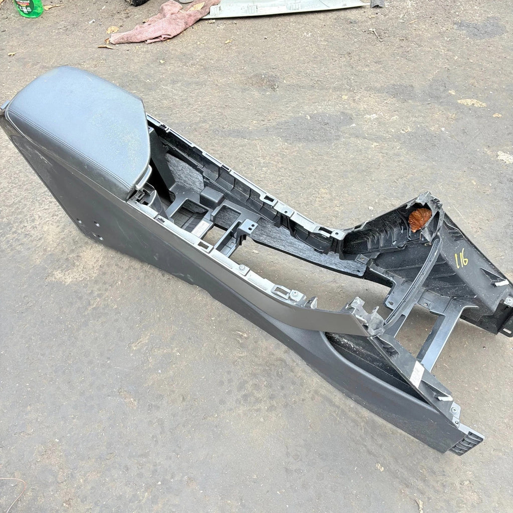 2017 HYUNDAI I40 MK1 CENTRE CONSOLE ARMREST TRIM 846013Z930