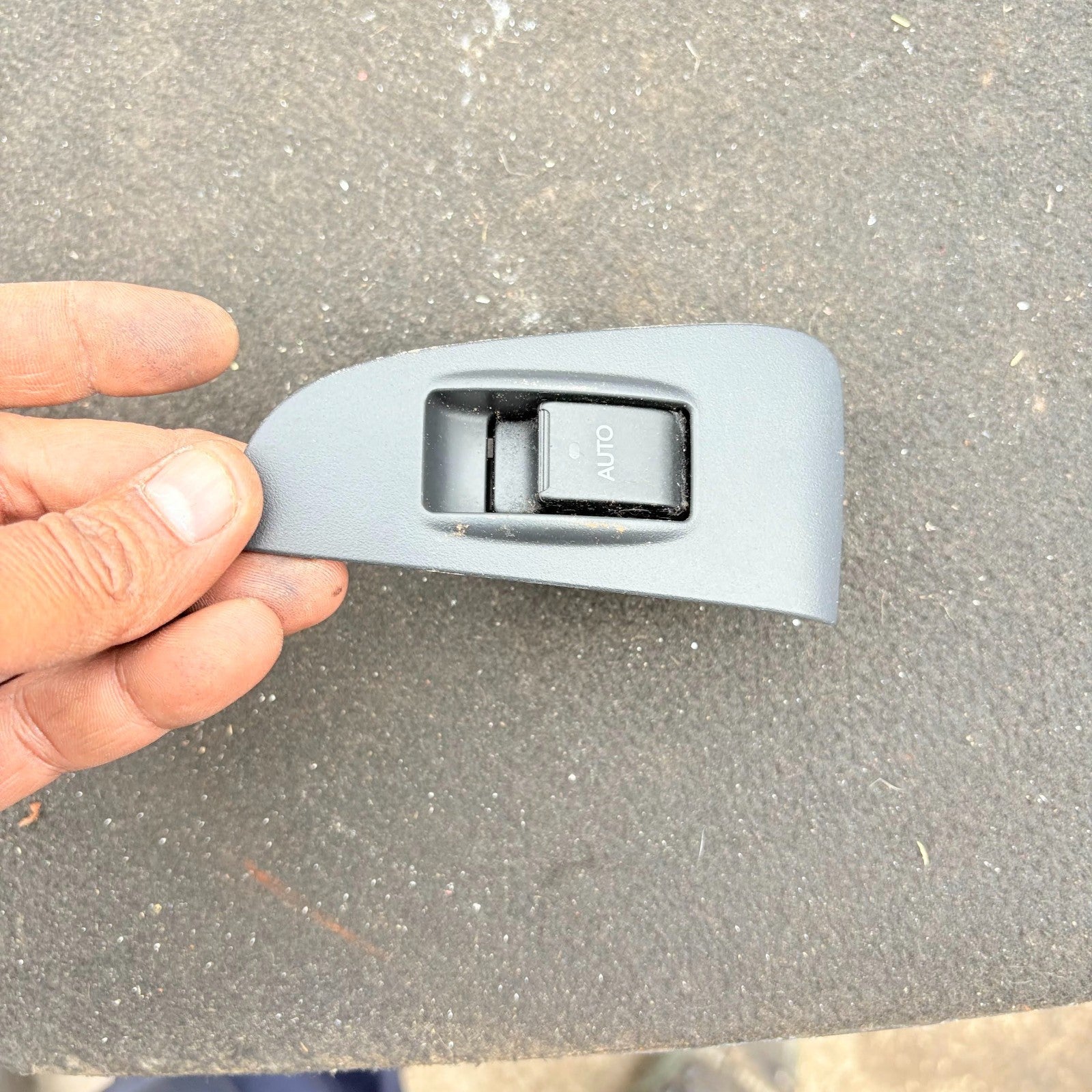2004-2008 TOYOTA AVENSIS PASSENGER SIDE REAR LEFT WINDOW SWITCH 74272-05020