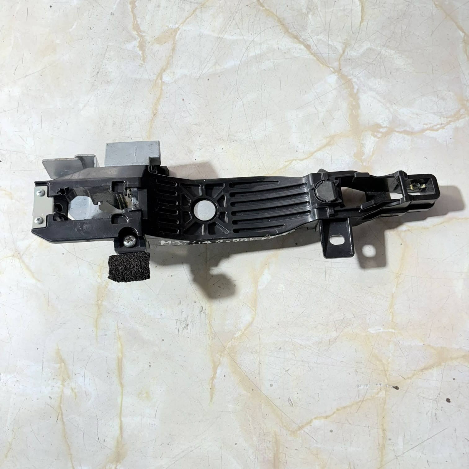 MAZDA 2 DE 2010 EXTERIOR DOOR HANDLE CARRIER LEFT 204201191235