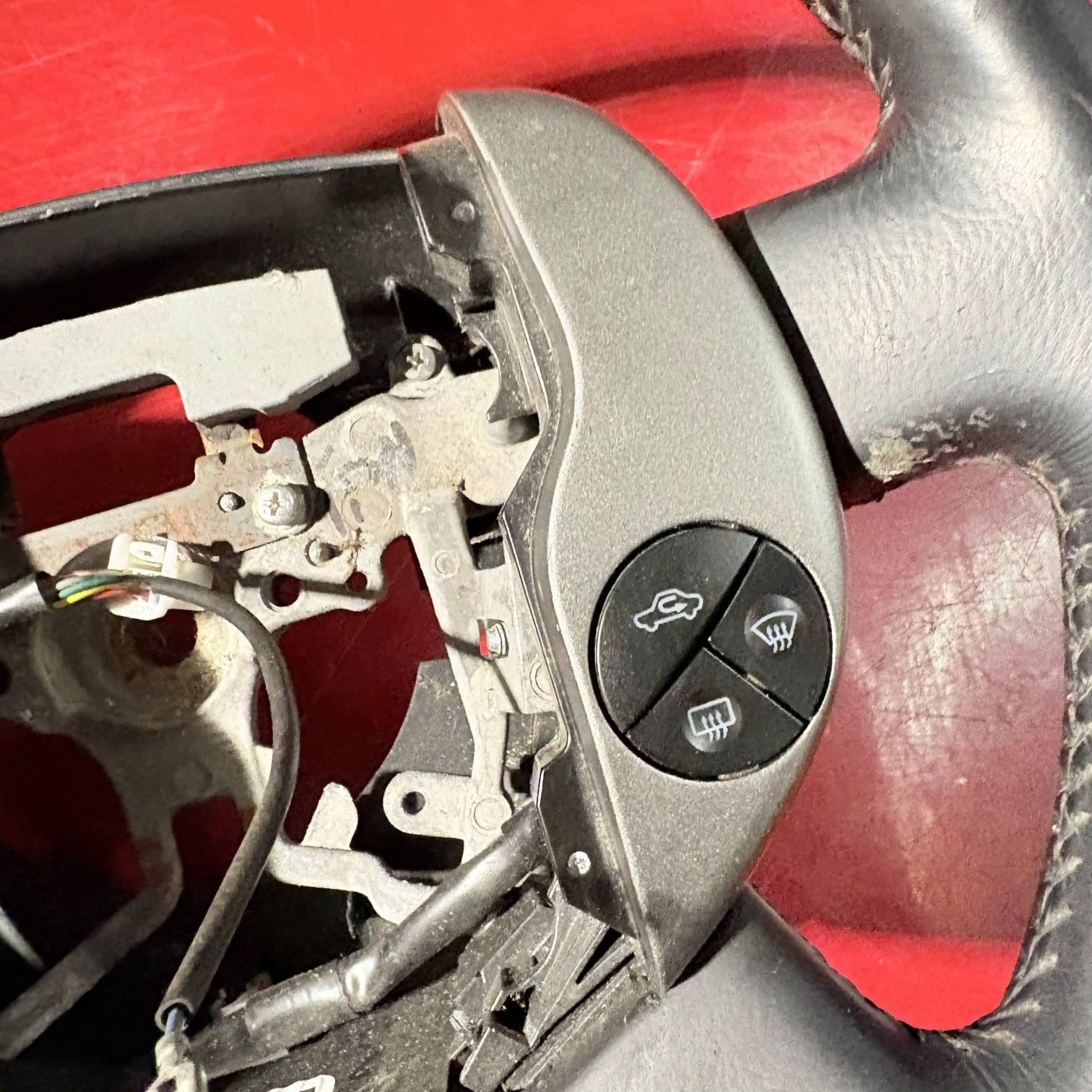 Toyota PRIUS 1.5 MULTIFUNCTION STEERING WHEEL LEATHER
