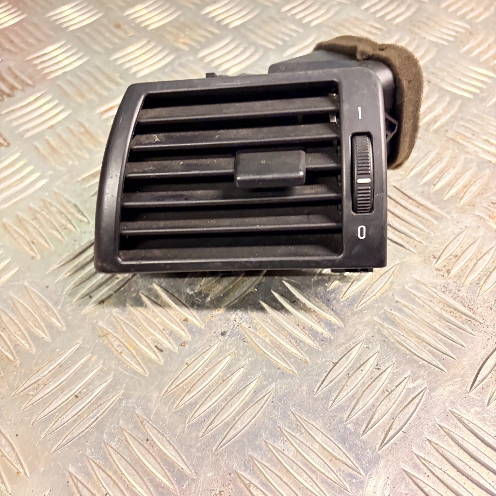 BMW E46 3 SERIES 318i PASSENGER FRONT LEFT DASHBOARD AIR VENT 8361897