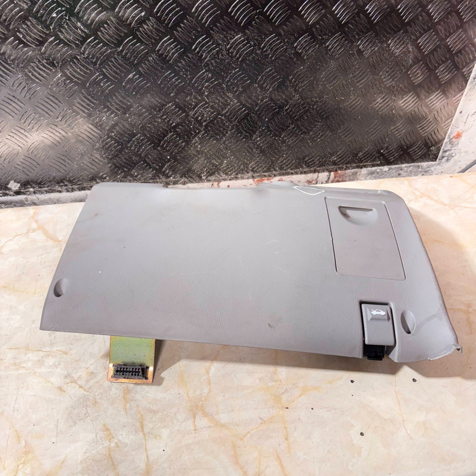 KIA SORENTO MK1 2002-2009 DRIVER LOWER DASH PANEL KNEE BOLSTER TRIM 84750-3E000