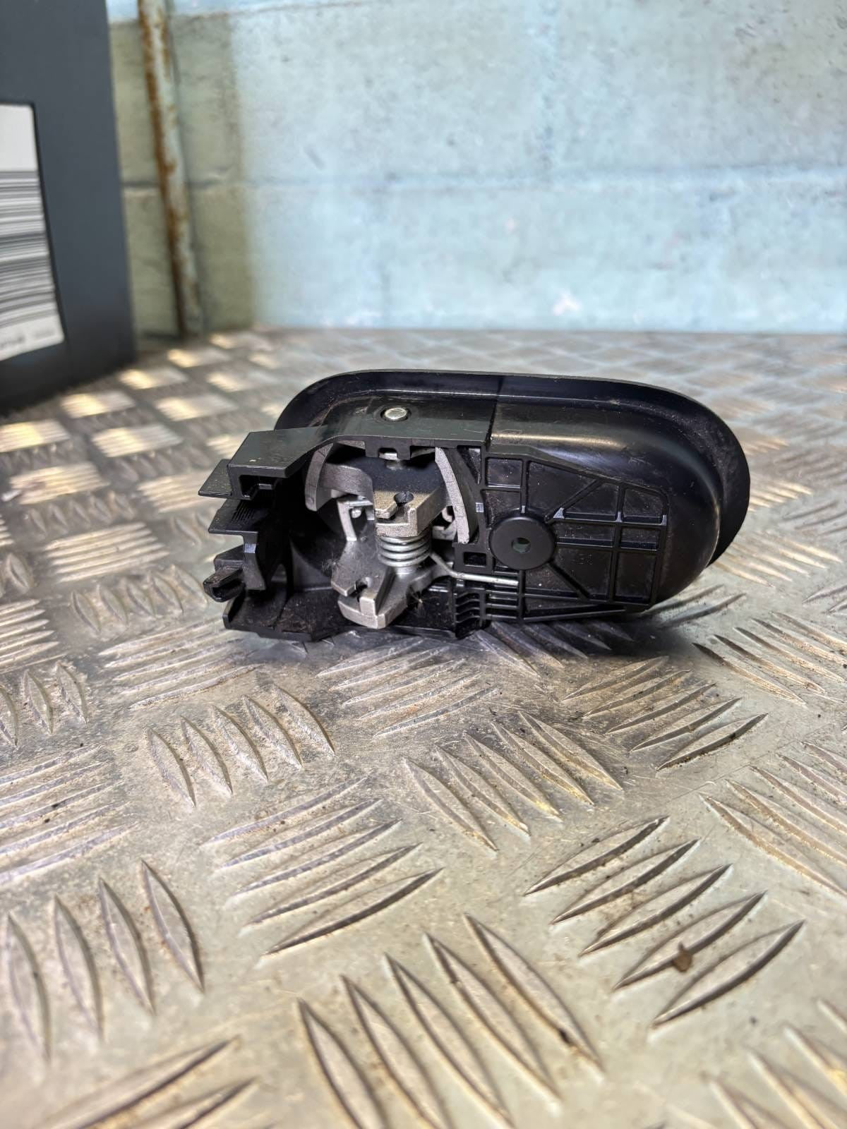 Driver front inner handle Mitsubishi Colt 2012