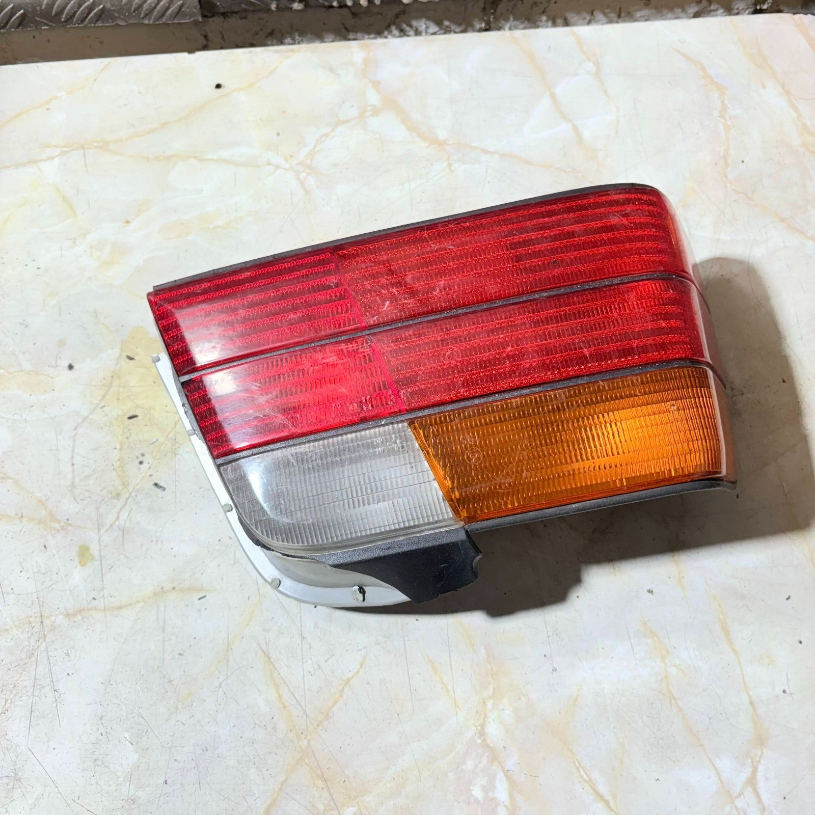 BMW E36 3 SERIES 4DR SALOON 1990-1998 RIGHT REAR TAIL LIGHT AMBER 63211387362