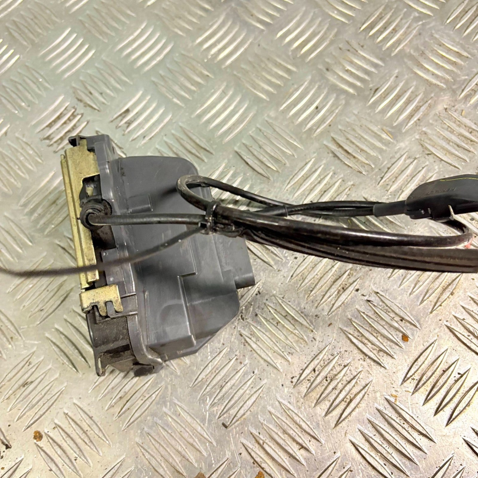 RENAULT SCENIC 2003-209 NSR PASSENGER REAR LEFT SIDE DOOR LOCK CATCH