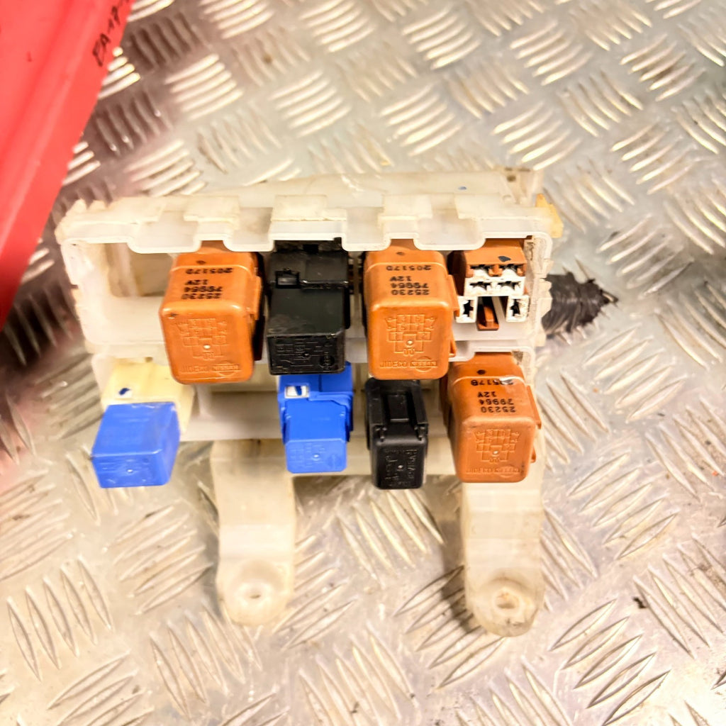 NISSAN X-TRAIL MK1 UNDER BONNET FUSE BOX BOARD 2001-07