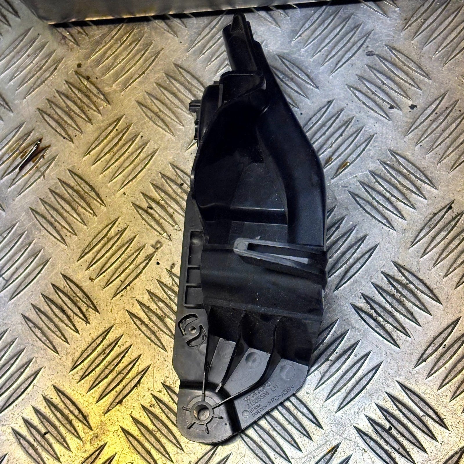 2013 VOLVO V40 REAR LEFT SEAT BELT BRACKET 31305594